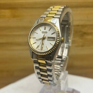 Vintage Seiko Quartz Two-Tone Women’s Watch – White Dial, Fluted Bezel, Day/Date